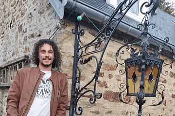 Griffenfer travaille à la forge, à l’enclume, le métal à chaud « pour restituer le travail et le savoir-faire d’antan ». Ici une potence et une lanterne. | OUEST-FRANCE
